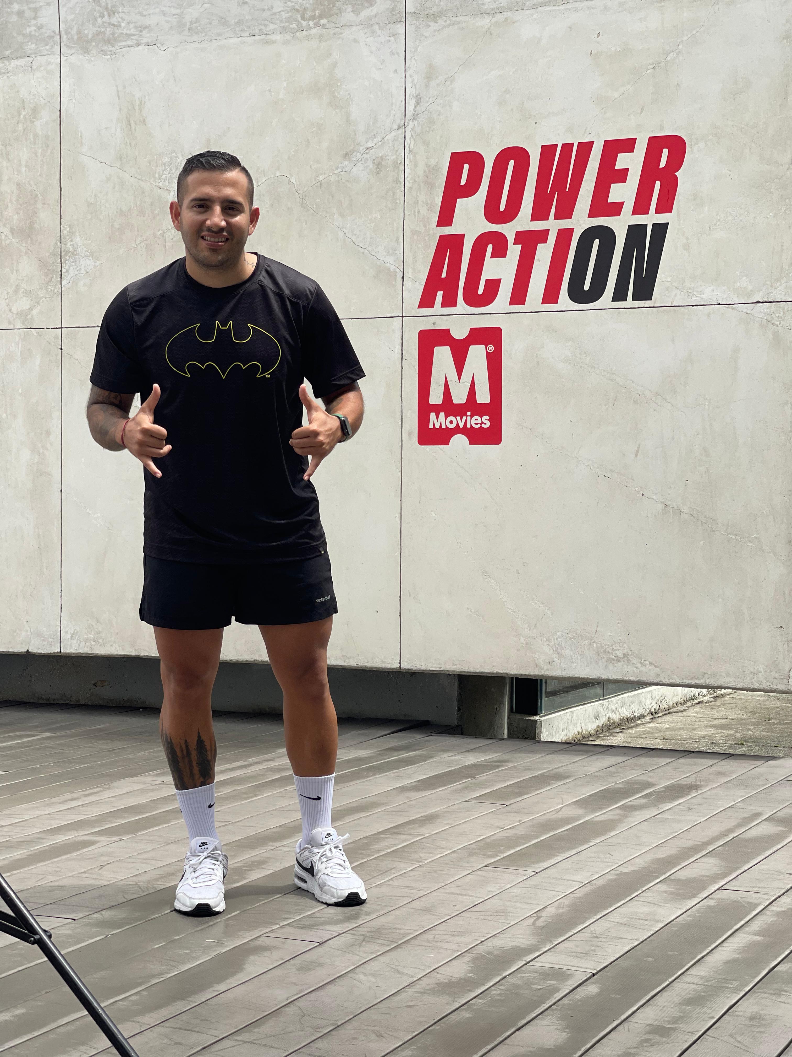 Entrenador Simón sonriendo